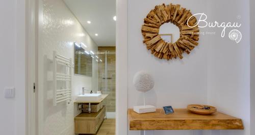 ブルガウにあるBurgau Charming House Loftの洗面台と壁に鏡が付いたバスルーム