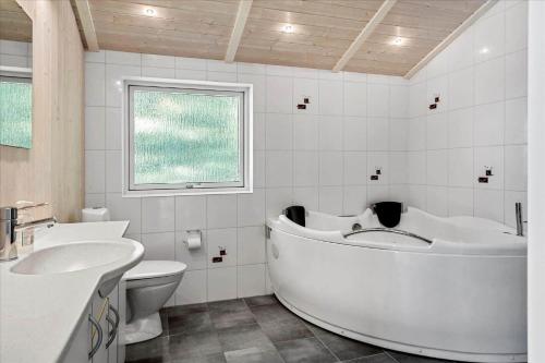 Ένα μπάνιο στο 50882-Ulfborg-Klitvej-42-A