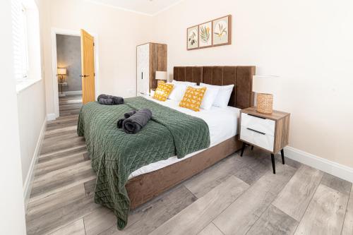 Postel nebo postele na pokoji v ubytování Ty Haul, meaning Sun House, open plan luxury, for work or play