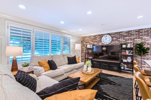 Μια τηλεόραση ή/και κέντρο ψυχαγωγίας στο Upscale Home - Ski, Bike, & Hike