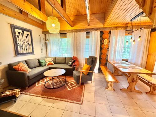 a living room with a couch and a table at ÄkäsLuppo - Kelomökki, Sauna in Kittilä