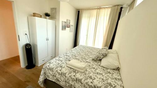 une petite chambre avec un lit et une fenêtre dans l'établissement Casa Leo, à Yverdon-les-Bains