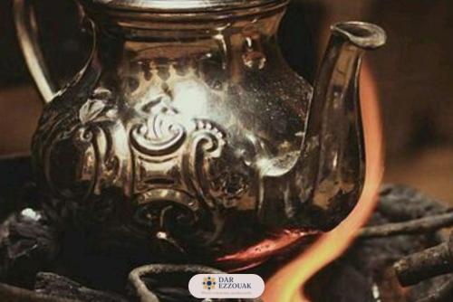 an old glass vase sitting on top of a table at Dar Ezzouak in Heddad