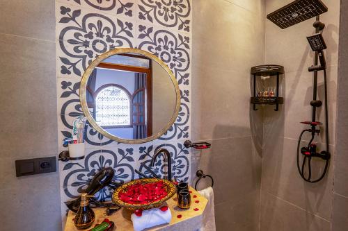 une salle de bain avec un miroir et un lavabo dans l'établissement Riad Le Nid De Fatima, à Marrakech