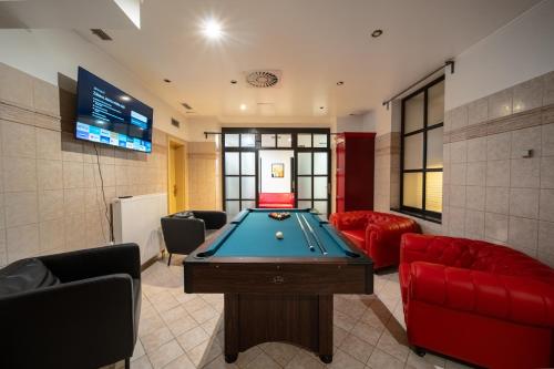 Meja biliard di Party ClubHouse with Bar, Panoramic Pool & Sauna
