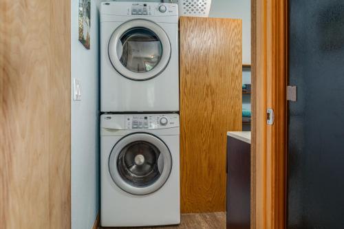 a washing machine and a washer in a room at Juneau Apartment - Minutes to Mendenhall Glacier in Juneau