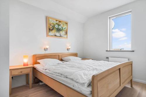 a bedroom with a bed and a desk and a window at 70774-Ulfborg-Skolegade-15-Lejl-5 in Thorsminde