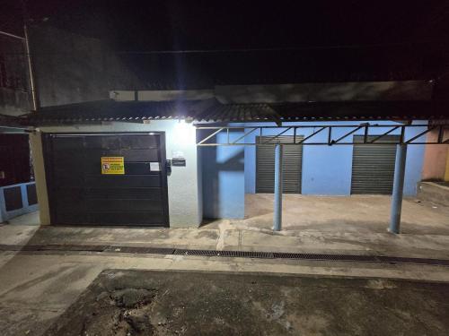 a building with a garage with a sign on it at Flat completo 11 minutos do centro de Aparecida de Goiania in Aparecida de Goiania