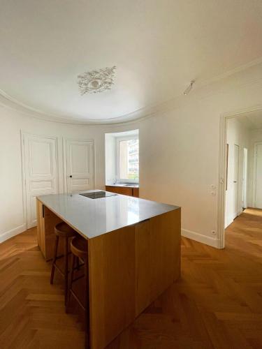 New Design & Large 1 Bdr Apt - Montmartre Paris 18
