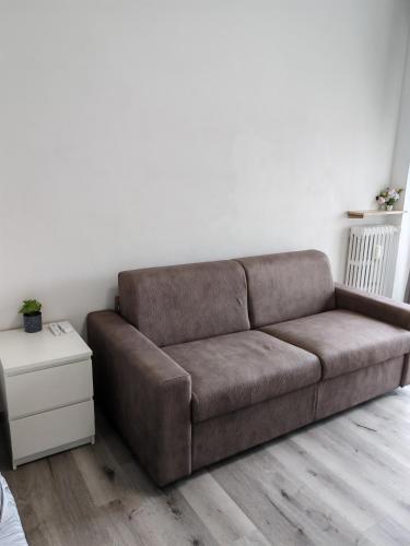 a brown couch sitting in a living room at Casa ALFRED FIDENZA in Fidenza