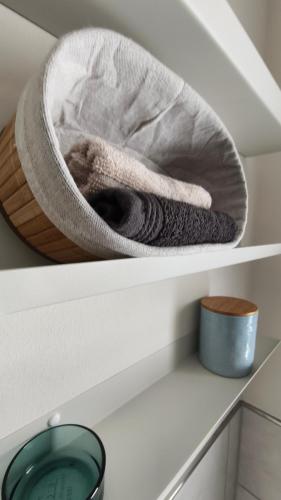 a shelf with towels and a bowl on it at Ferienhaus Fringaluna in Übersee
