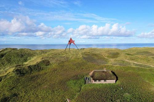 an object in the middle of a field with a house at 21300-Ulfborg-Somaerkevej-6-b in Vedersø Klit