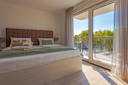 Postel nebo postele na pokoji v ubytování New villa with large pool, sea view, 300 m from the beach - by TRAVELER tourist agency Krk - ID 2191