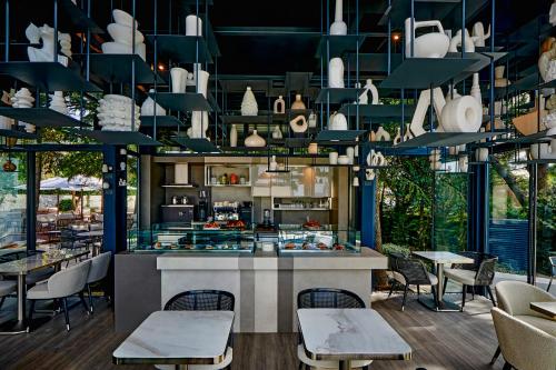 un ristorante con bancone arredato con sedie e tavoli di Arbor İstanbul a Istanbul