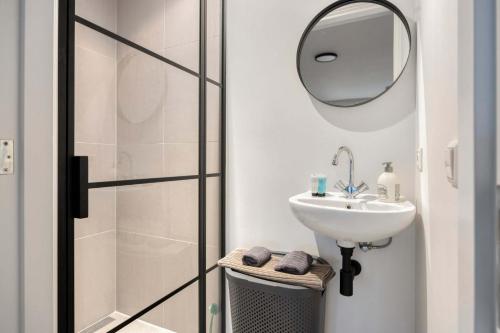 Ένα μπάνιο στο Stijlvol & Comfortabel Appartement in het Hart van Rotterdam
