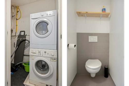 a bathroom with a washing machine and a toilet at Stijlvol & Comfortabel Appartement in het Hart van Rotterdam in Rotterdam