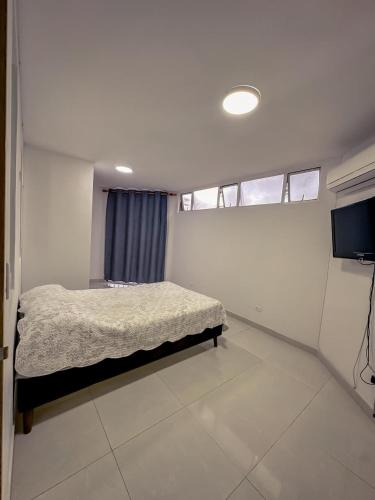 パルミラにあるApartamento primer piso CR Villa Roma Las Mercedesのベッドと窓のある白い部屋