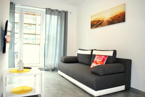 a living room with a couch and a table at Apart Morze apartamenty Vento in Władysławowo