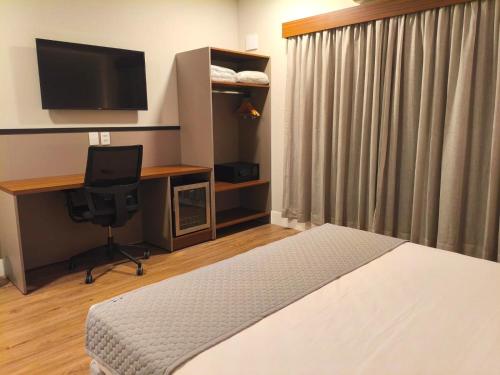 Hotel 28 Embu das Artesにあるテレビまたはエンターテインメントセンター