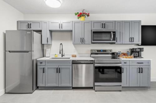 Η κουζίνα ή μικρή κουζίνα στο Remodeled Pet Friendly Condo, 1 Block to Beach Access, Walkable to Restaurants! Fall Promo for Mondays & Thursdays!