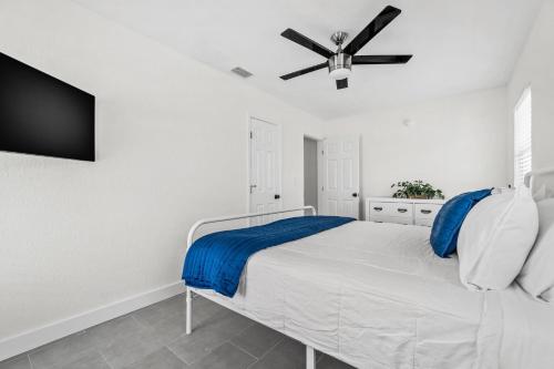 Ένα ή περισσότερα κρεβάτια σε δωμάτιο στο 2 BR, Remodeled Pet Friendly Condo, 1 Block to Beach Access, Walkable to Restaurants! Fall Promo for Mondays & Thursdays!