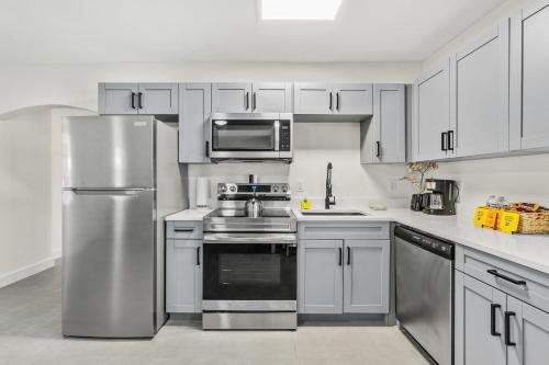 Η κουζίνα ή μικρή κουζίνα στο 2 BR, Remodeled Pet Friendly Condo, 1 Block to Beach Access, Walkable to Restaurants! Fall Promo for Mondays & Thursdays!
