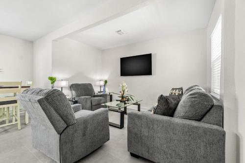 Χώρος καθιστικού στο 2 BR, Remodeled Pet Friendly Condo, 1 Block to Beach Access, Walkable to Restaurants! Fall Promo for Mondays & Thursdays!