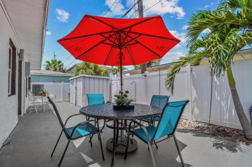 Αίθριο ή υπαίθριος χώρος στο 2 BR, Remodeled Pet Friendly Condo, 1 Block to Beach Access, Walkable to Restaurants! Fall Promo for Mondays & Thursdays!
