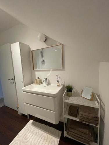 une salle de bains avec un lavabo blanc et un miroir dans l'établissement Casa Kana, au Coq