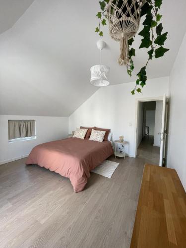 une chambre avec un lit et un lustre dans l'établissement Casa Kana, au Coq