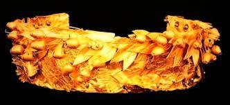 a close up of a pizza with cheese and onions at L'isola di Gaia in Crotone
