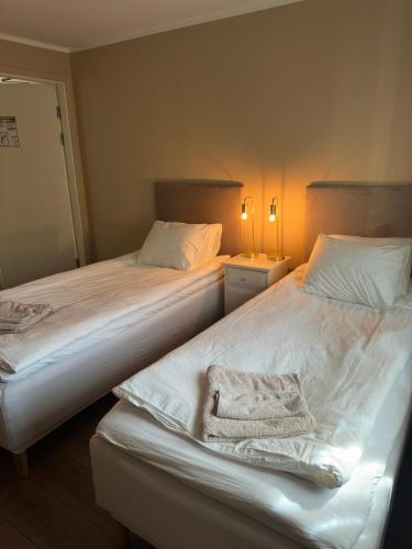 two beds sitting next to each other in a bedroom at SteneBo 
