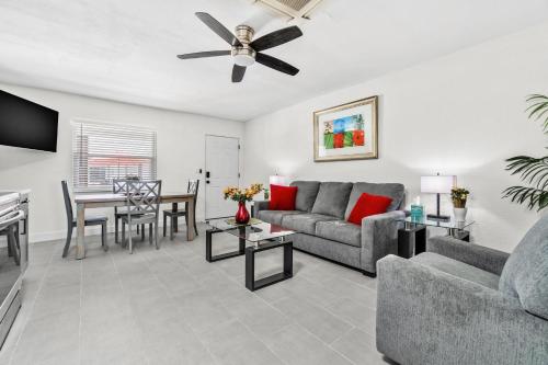 Posezení v ubytování Remodeled Condo, 1 Block to Beach Access, Walkable to Restaurants! Fall Promo for Mondays & Thursdays!