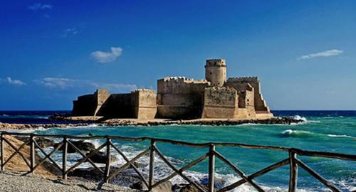 a sand castle on an island in the ocean at L'isola di Gaia in Crotone