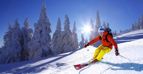 a man is skiing down a snow covered slope at L'isola di Gaia in Crotone