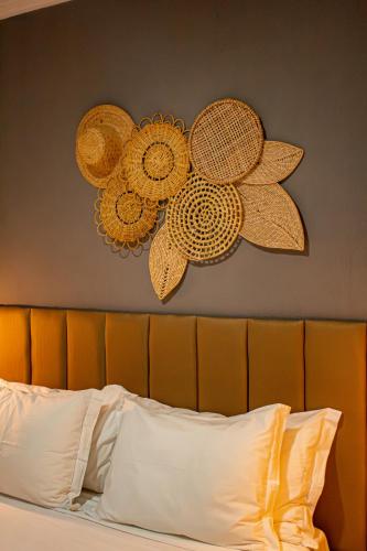 a bedroom with a bed with flowers on the wall at Pousada Villa Uçá Frances - Praia do Frances in Marechal Deodoro