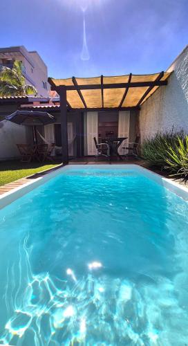 Bazén v ubytování Casa Sol - Com Piscina - Praia de Mariscal - SC nebo v jeho okolí
