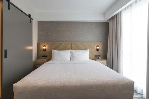 Katil atau katil-katil dalam bilik di Sandman Signature Winnipeg Airport Hotel & Suites