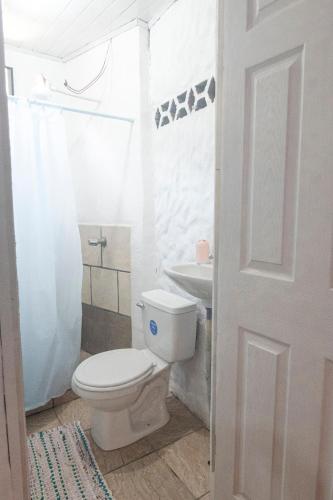 Un baño de Quiet cabin 10 minutes from the sea