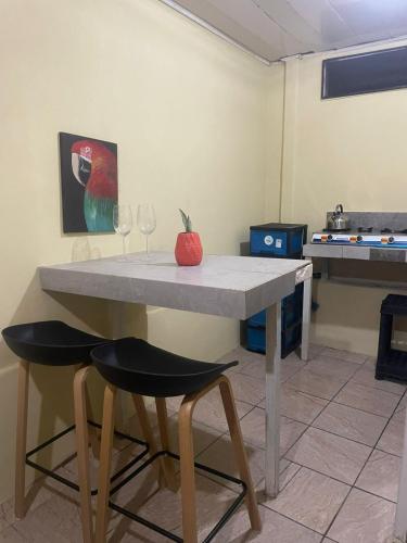 Una cocina o cocineta en Quiet cabin 10 minutes from the sea