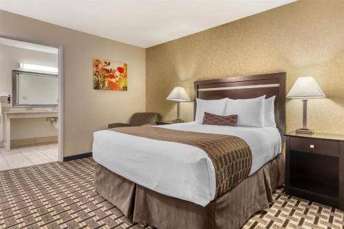 Katil atau katil-katil dalam bilik di Best Western Plus Pleasanton Inn