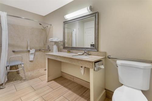 Bilik mandi di Best Western Plus Pleasanton Inn