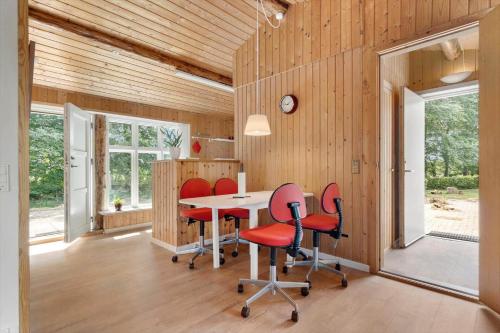 a room with a table and chairs in a house at 80182-Vemb-Ogelstrupvej-4 in Lillelund