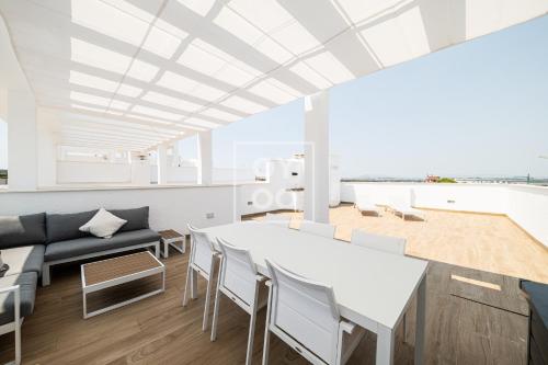 Nalia Horizon Penthouse, Outdoor living with solarium, BBQ, pool, hot tub - by OYOOSTAYS