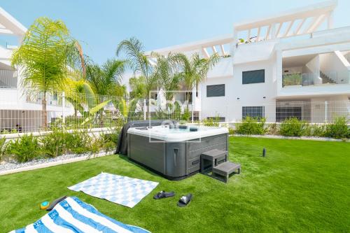 Nalia Horizon Penthouse, Outdoor living with solarium, BBQ, pool, hot tub - by OYOOSTAYS