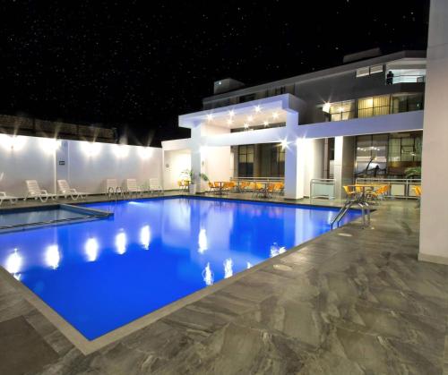 Πισίνα στο ή κοντά στο Cumbaza Hotel & Convenciones