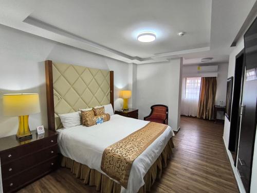 a hotel room with a bed and a television at Gran Hotel Nacional in David