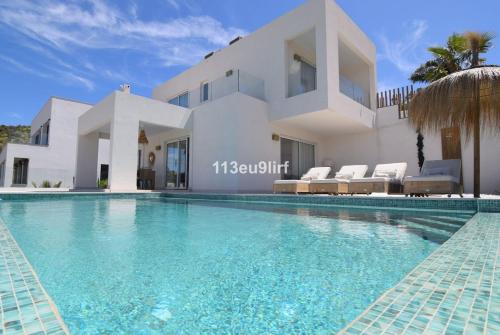 Villa Infinity with sensational view and extreme privacy