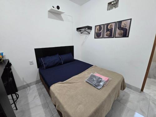 een slaapkamer met een bed in een kamer bij Flat completo 14 minutos do centro do Buriti Shopping in Aparecida de Goiania