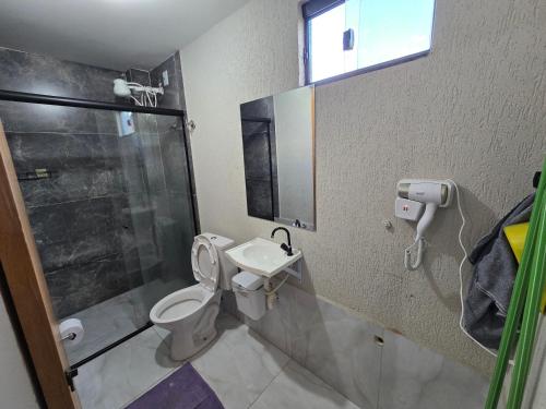 een badkamer met toilet, wastafel en douche bij Flat completo 14 minutos do centro do Buriti Shopping in Aparecida de Goiania